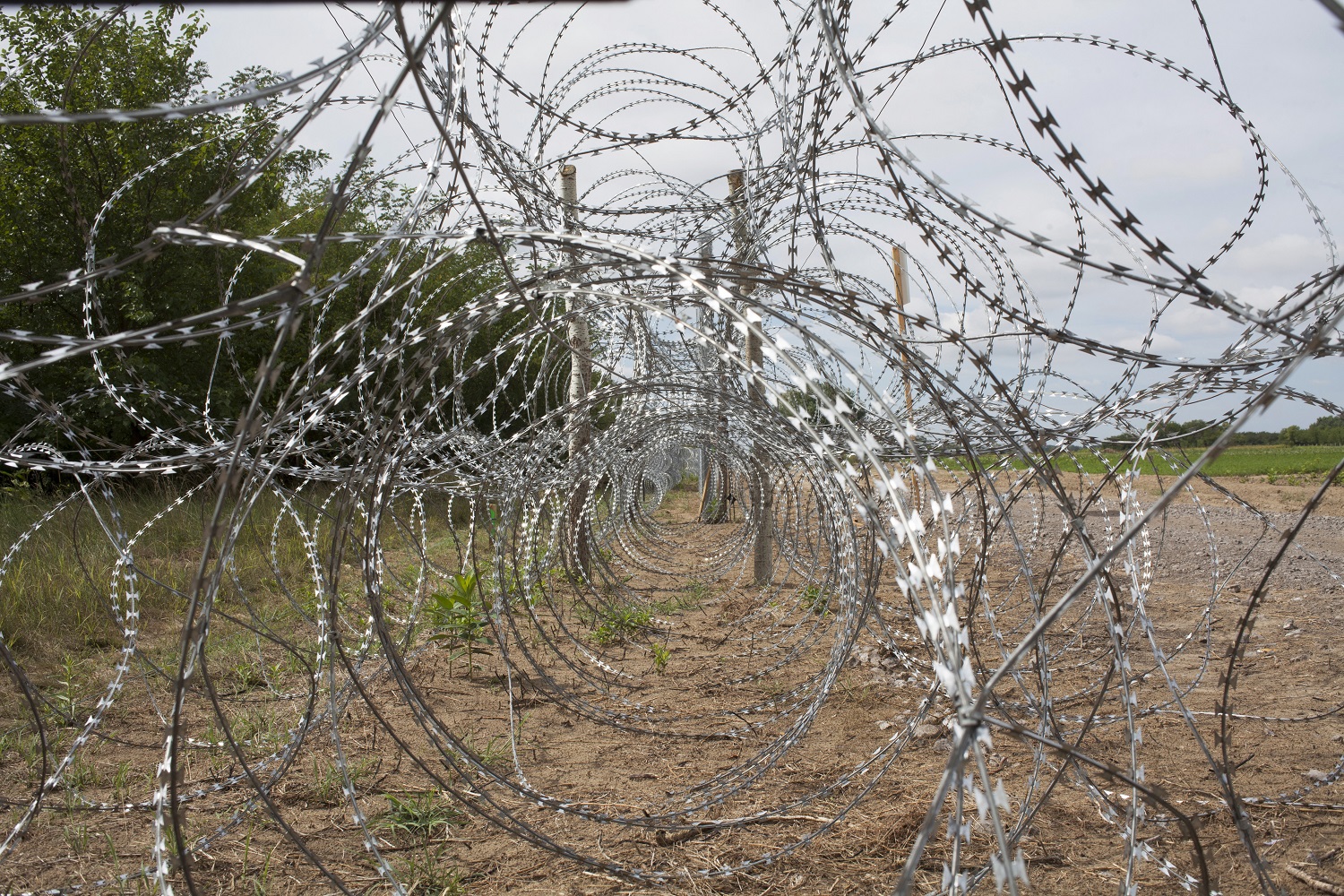 In pictures: The barbed wire fences that scar refugees and Europe | Middle East Eye
