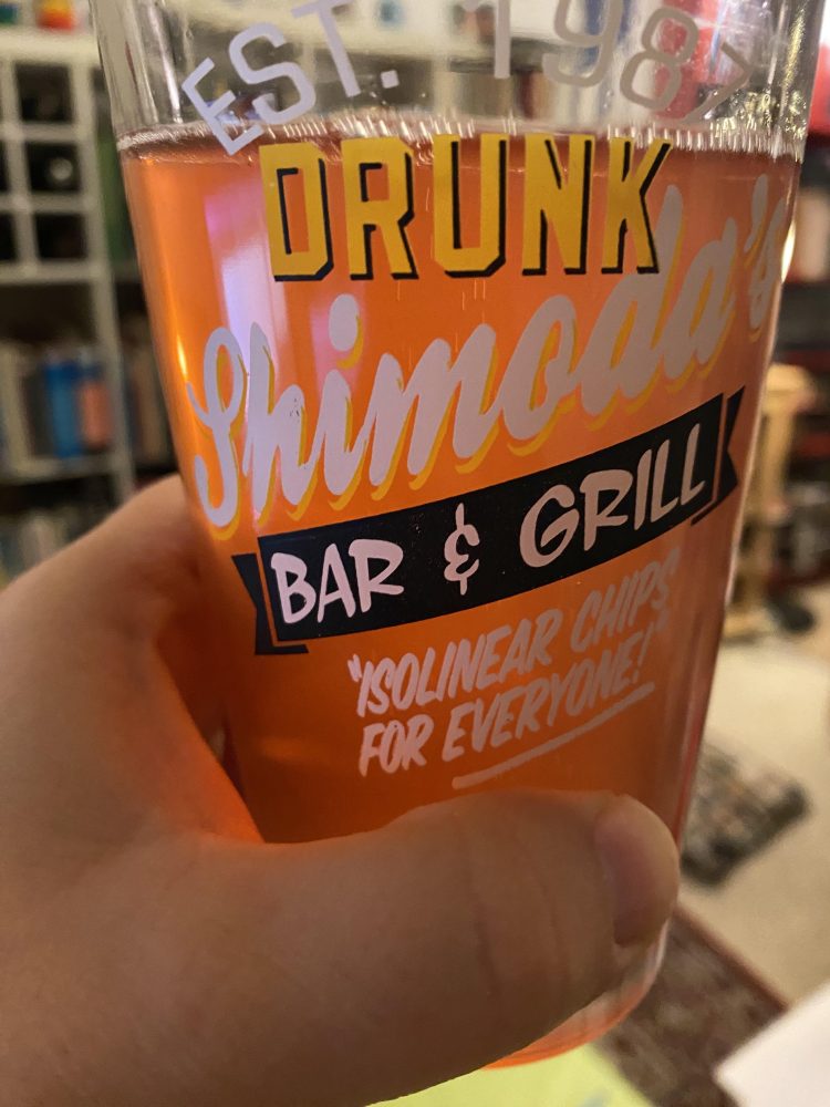 Den lyserøde øl holdes op i podcastglasset fra Drunk Shimoda Bar and Grill