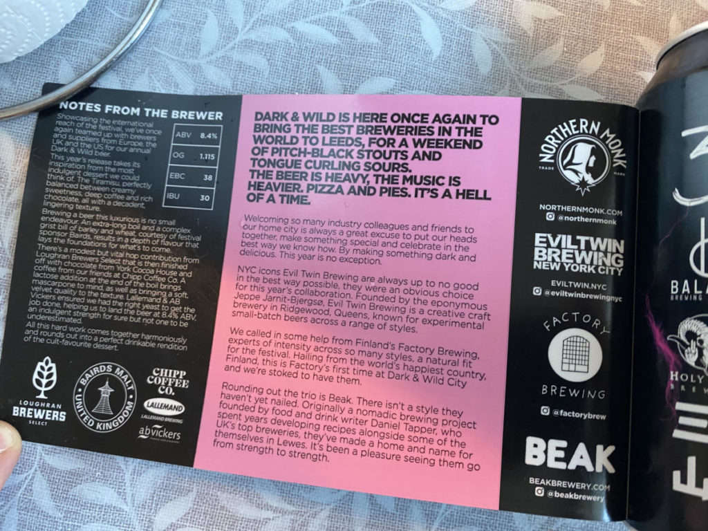 Labelen, der forklarer alt omkring collaben omkring Tiramisu Pastry Stout er rullet ud på et bord