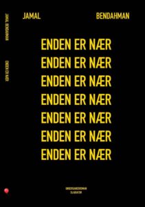 Forside til Enden er nær. Titlen i gul skrift gentaget 7 gange på sort baggrund.
